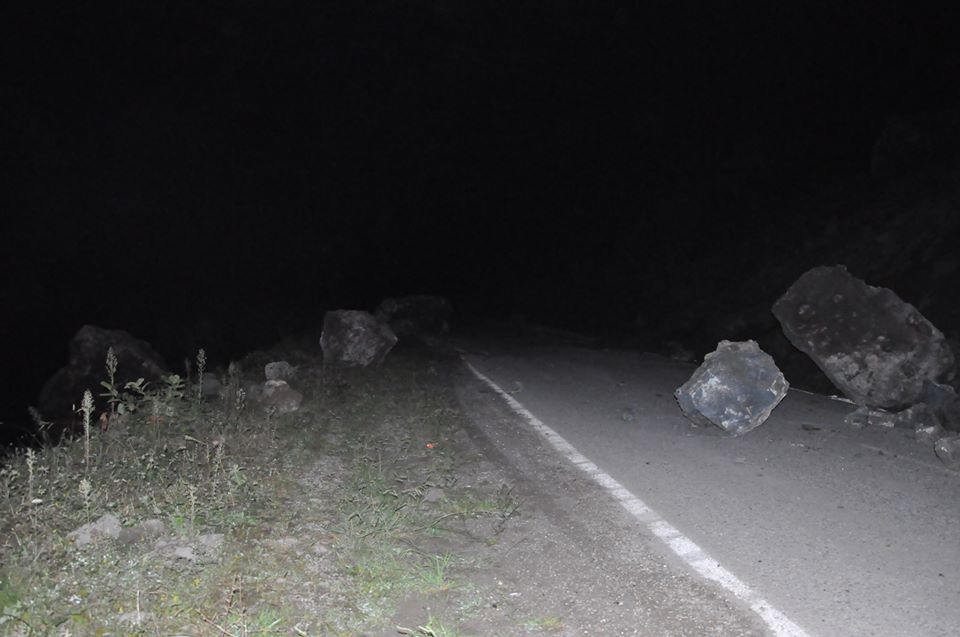 Araklı da Heyelan Yol Kapattı