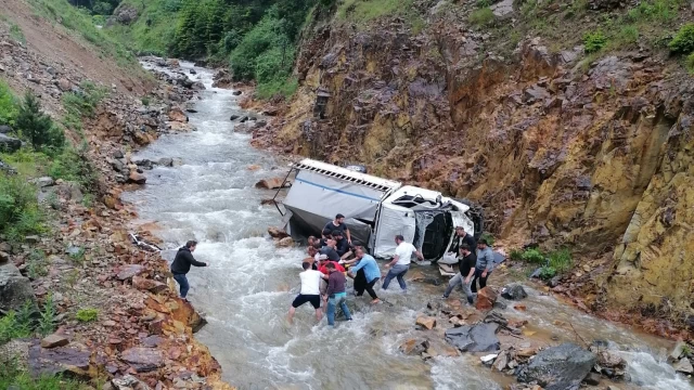 Araklı karadere'de Yolunda Can Pazarı İki Yaralı