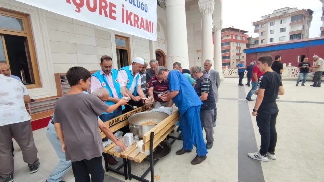 Araklı Müftülüğü Vatandaşlara Aşure İkram Etti