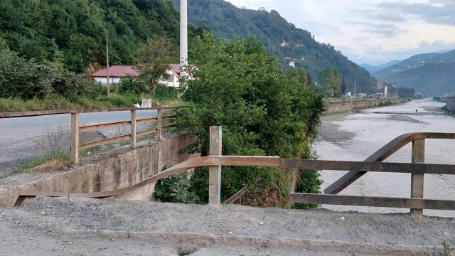 Araklı'da Bu Köprüyü Gören Kimse Yok'mu