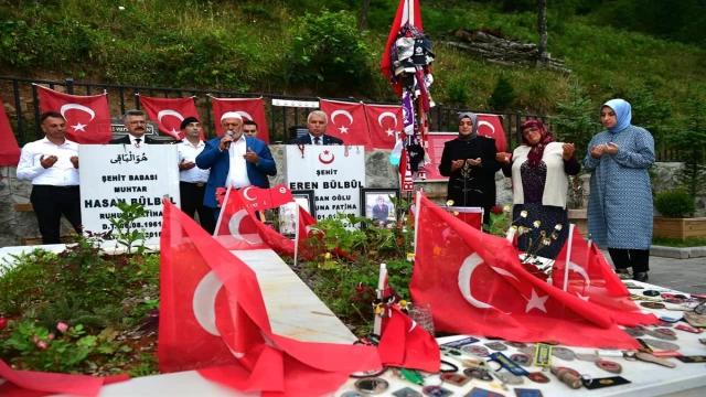 Trabzon Valisi Eren Bülbül'ün Kabrini Ziyaret Etti