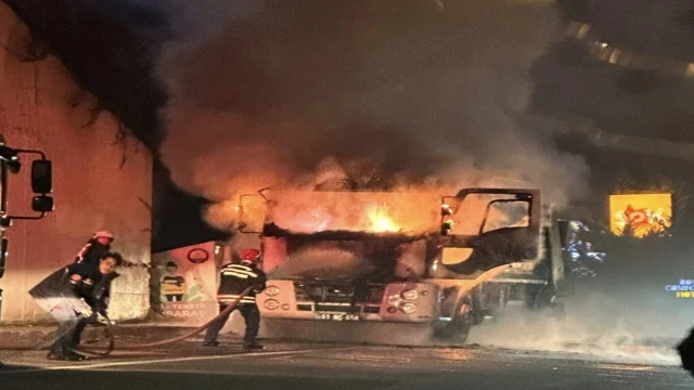 Araklı'da şok yangın, Kamyon kül oldu