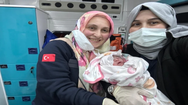 Araklı'da Büyük Sevinç Aynı Ambulansta Farklı Saatlerde Hayata Merhaba Dediler