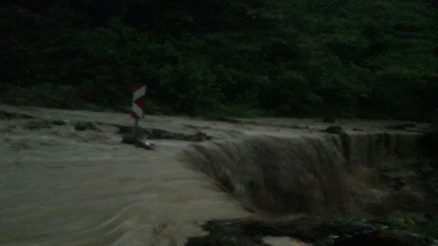 Son dakika Araklı Karadere yolu aşırı yağmur sonucu trafiğe kapandı