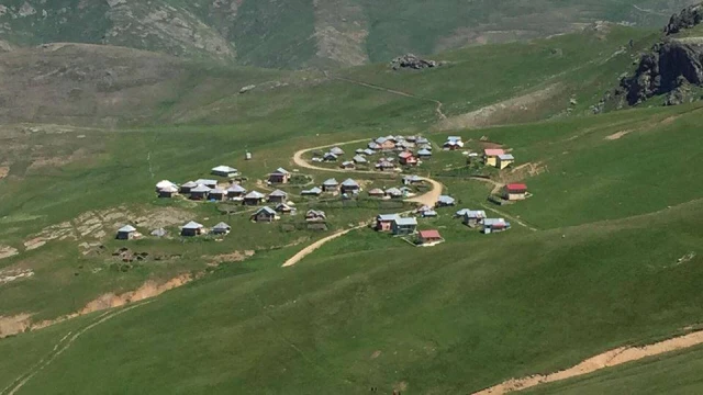 Trabzon Araklı’da Yayla Göçleri Araçlarla Devam Ediyor