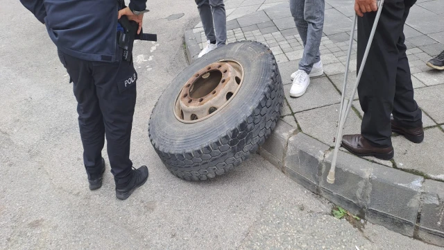 Araklı'da Korku Dolu Anlar Tırdan Fırlayan Lastik Dehşet Saçtı