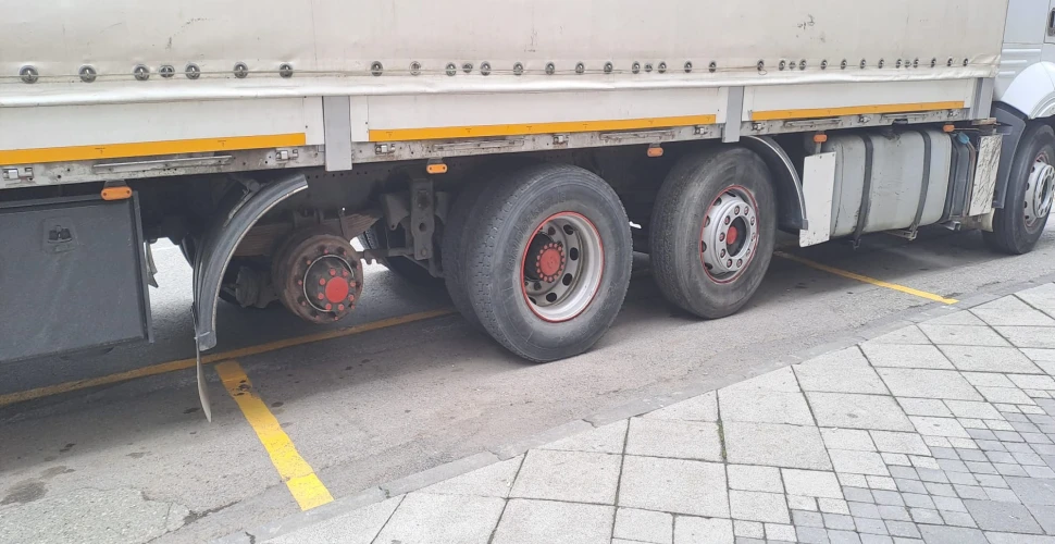 Araklı'da Korku Dolu Anlar Tırdan Fırlayan Lastik Dehşet Saçtı