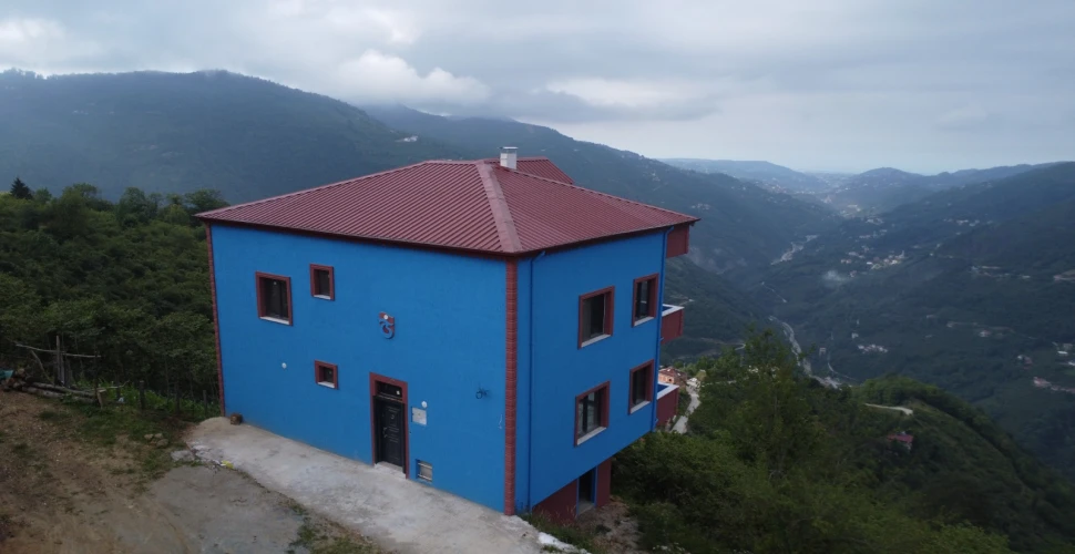 Araklı'da Köyüne Bordo Mavi Ev Yaptı
