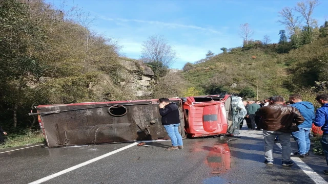 Son dakika Araklı Karadere Yolunda İtfaiye Aracı Devrildi