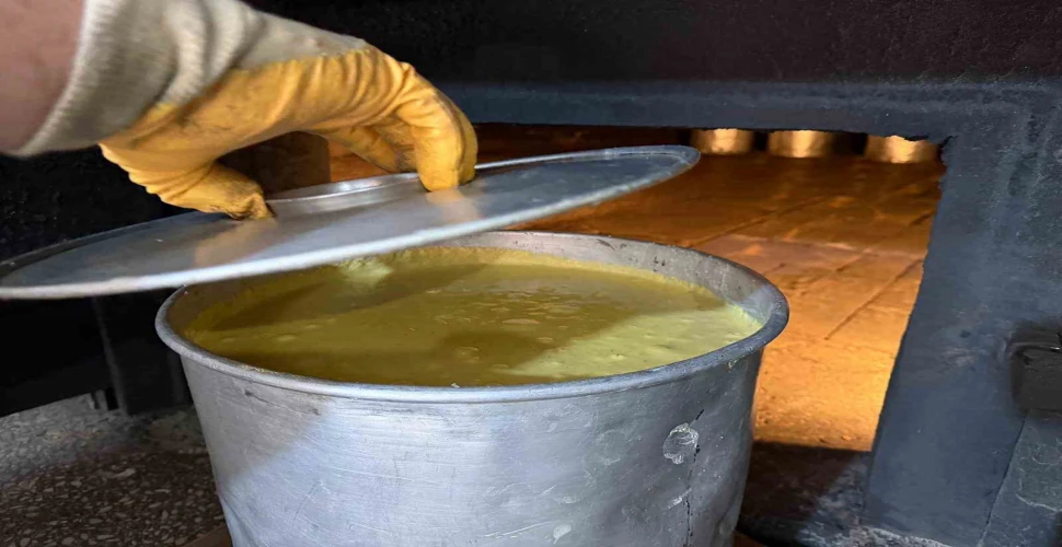 Araklı'da Bu Mısır Ekmeği Teneke Kovada Pişiyor