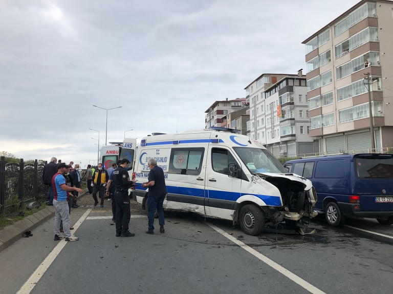 Trabzon Yolunda Ambulans Kaza Yaptı 4 Yaralı