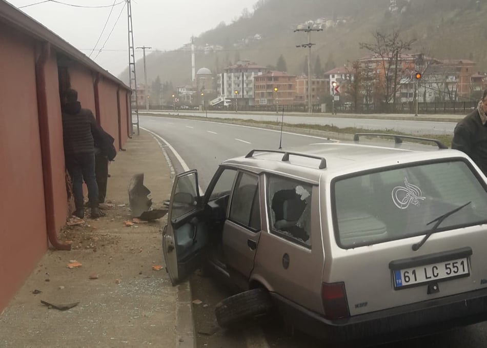 Araklı'da kaza, savrulan araç belediyenin deposuna daldı