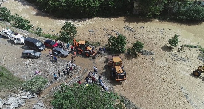 Araklı-Bayburt yolunda Sel ve Heyelan Yolu Ulaşıma Kapattı