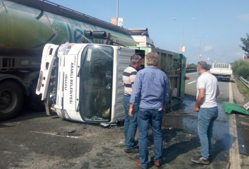 Araklı Belediyesi Çöp Kamyonu Kaza Yaptı