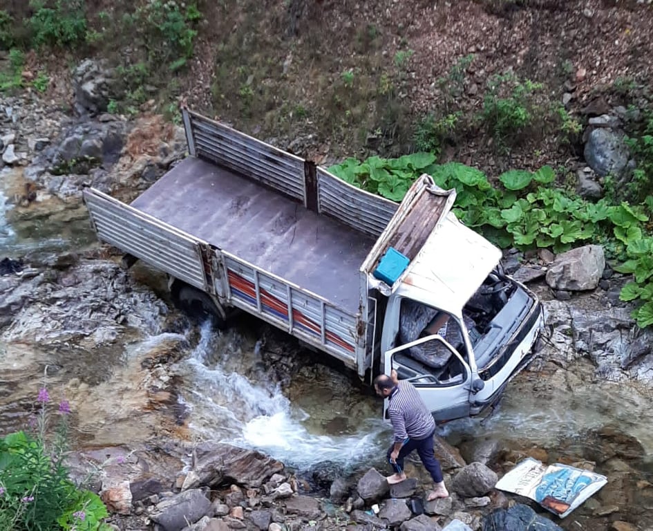 Son Dakika Araklı'da Araç Dereye Uçtu