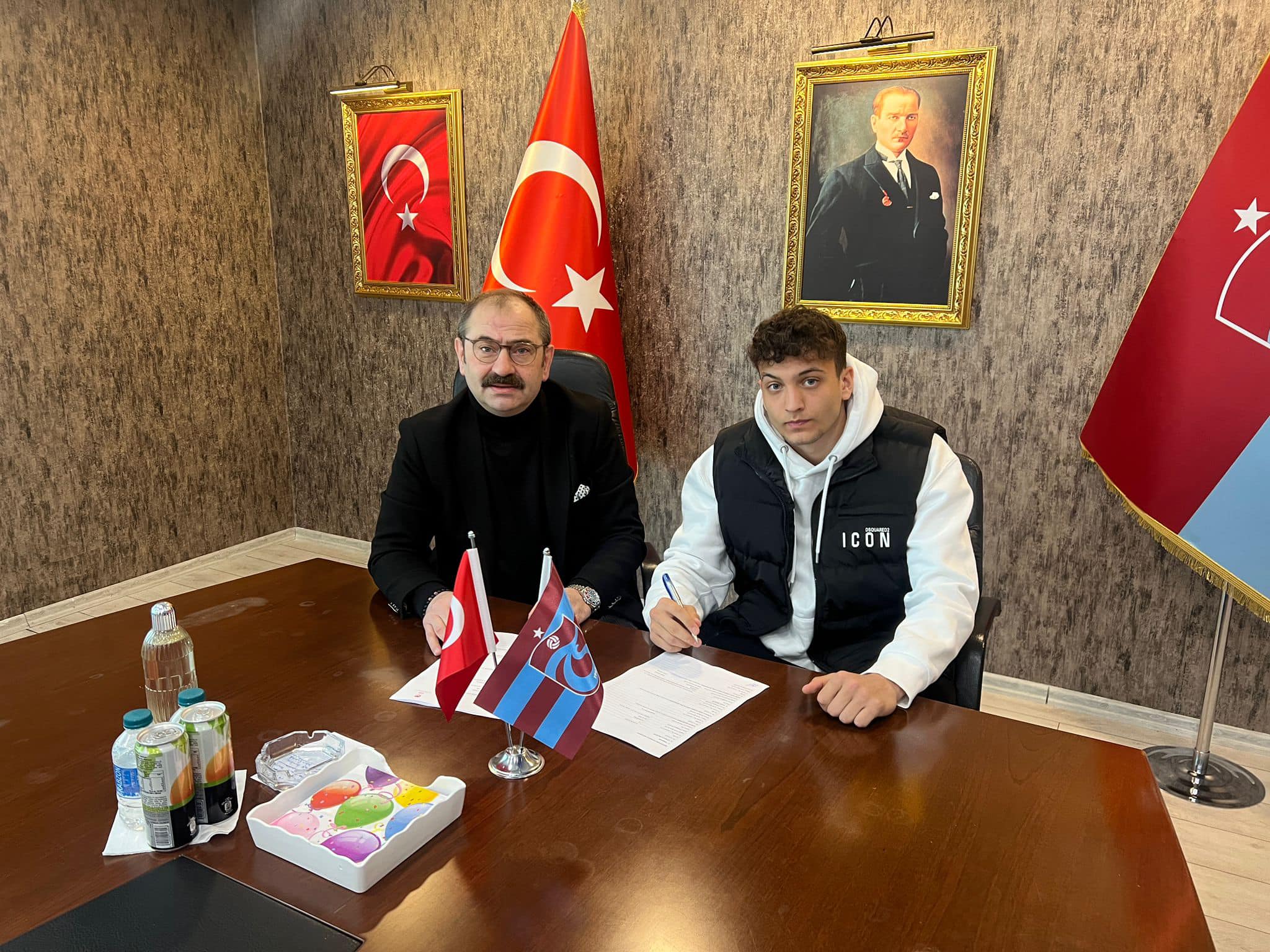 Araklılı Futbolcu Trabzonspor'la Sözleşme İmzaladı
