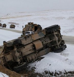 Van&#8217;da askeri araç kaza yaptı!