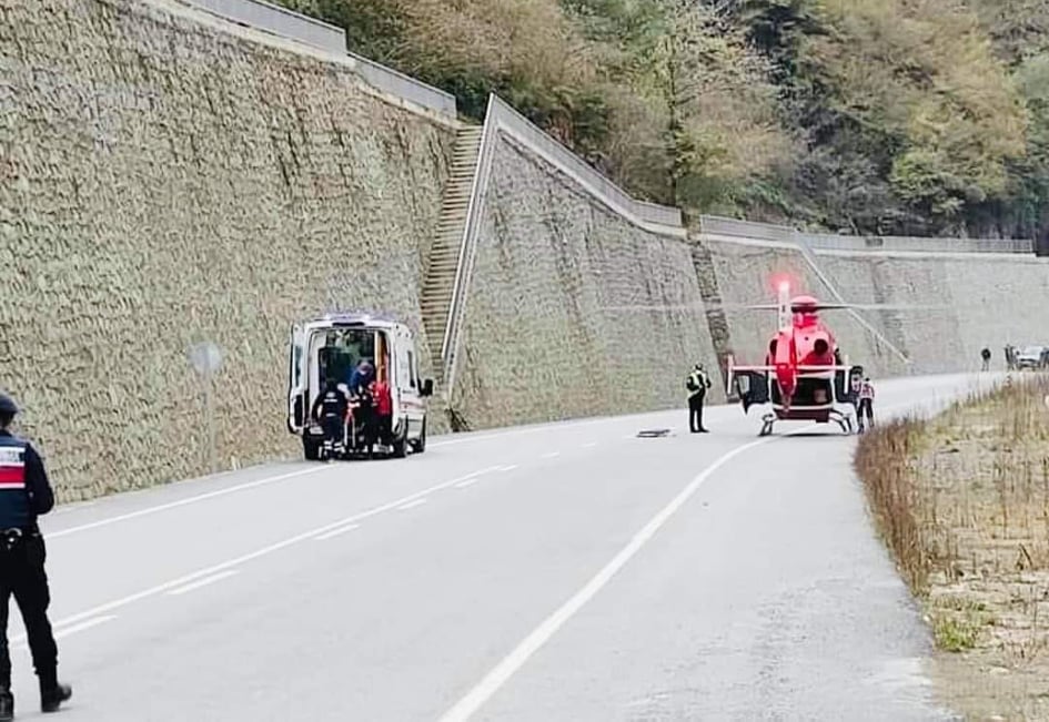 Trabzon'da Yaralı İşçi İçin Ambulans Helikopter Karayoluna İndi