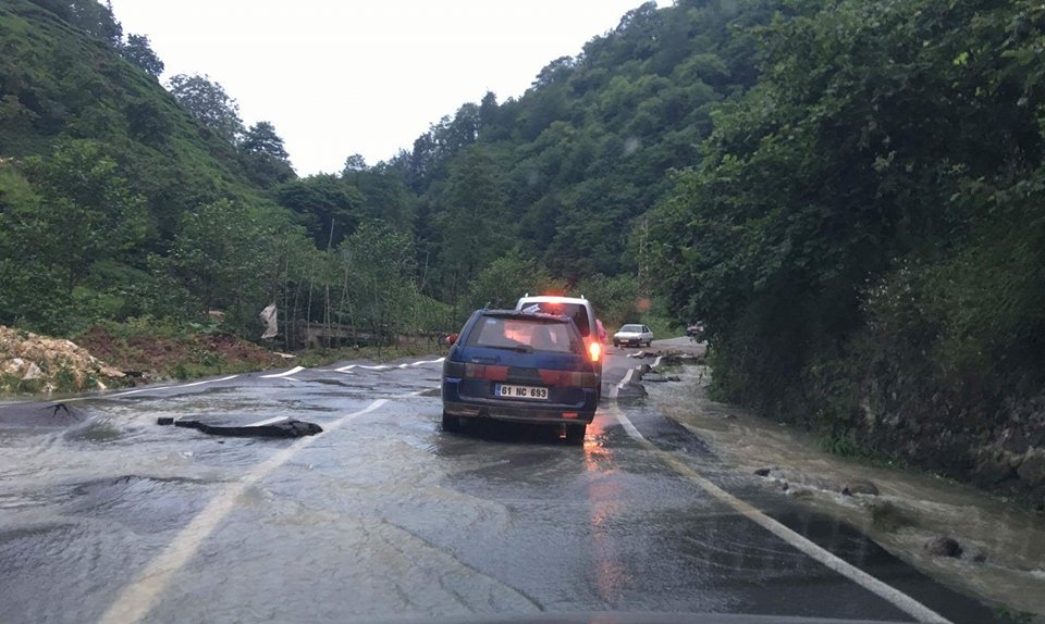 Araklı\'da bu Yol Göle Döndü Vatandaş İsyan Etti