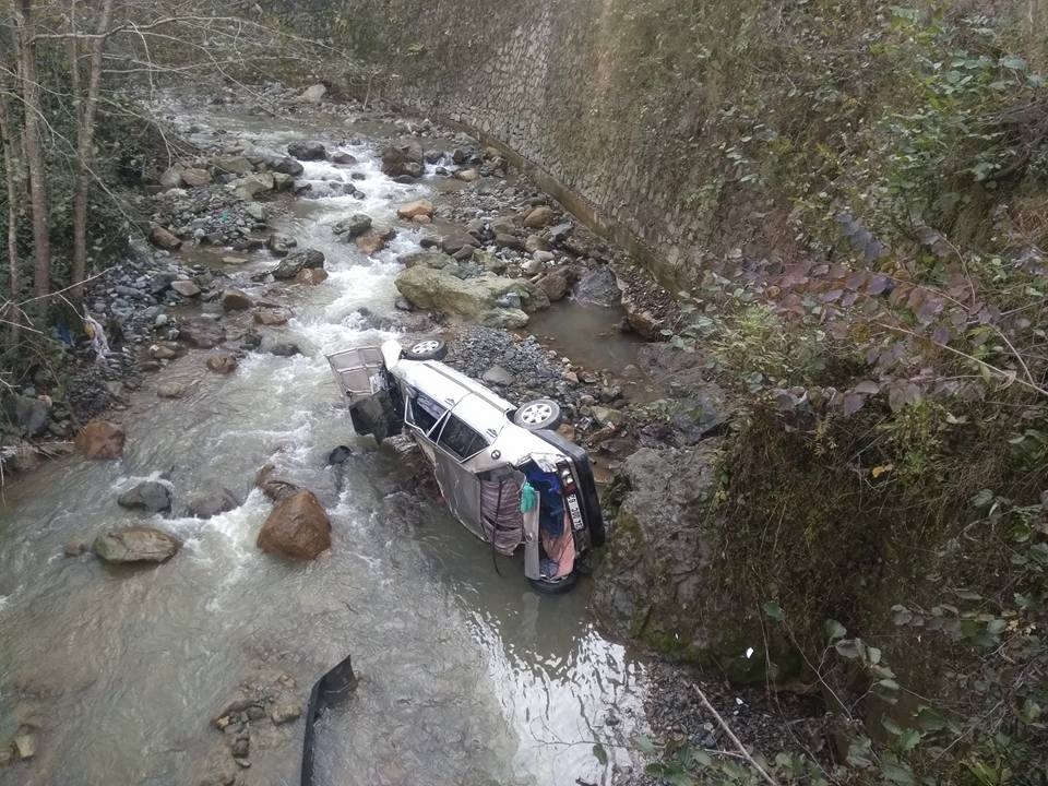 Araklı\'da Korkunç Kaza Araç Dereye Yuvarlandı Yaralılar Var