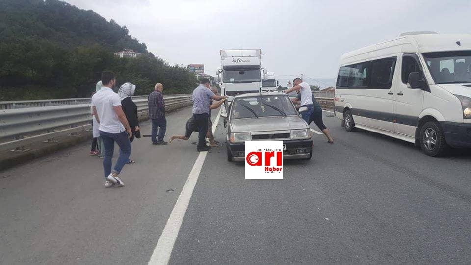 Araklı\'da Trafik Kazası Araçta\'kiler Araçtan Camlar Kırılarak Çıkartıldı