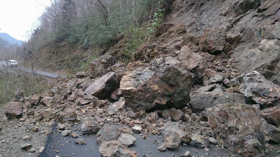 Araklı\'da Kara Yolu Heyelan Nedeniyle Trafiğe Kapandı