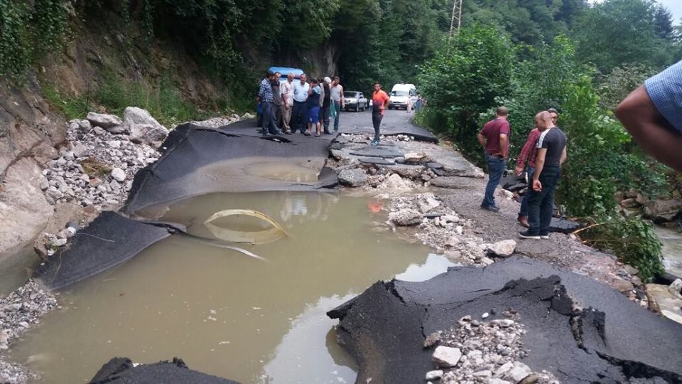 Araklı\'da Hes Borusu Patladı Yol Trafiğe Kapandı