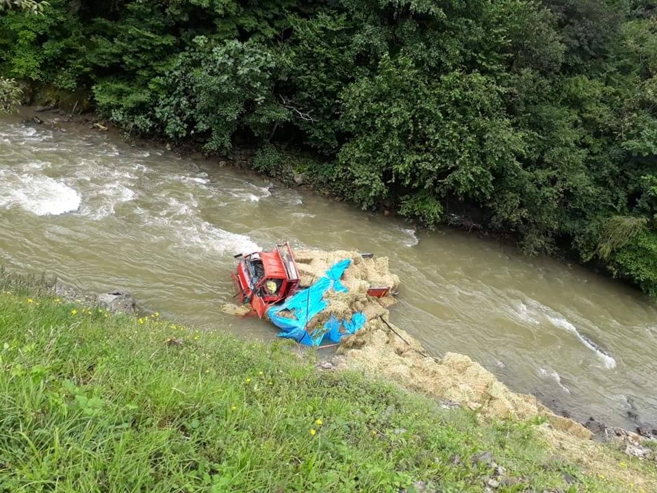 Karadere Yolunda Çayır Yüklü Kamyon Dereye Uçtu 2 Yaralı