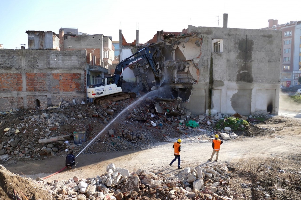 Şehri güzelleştirmek için yıkmaya devam 