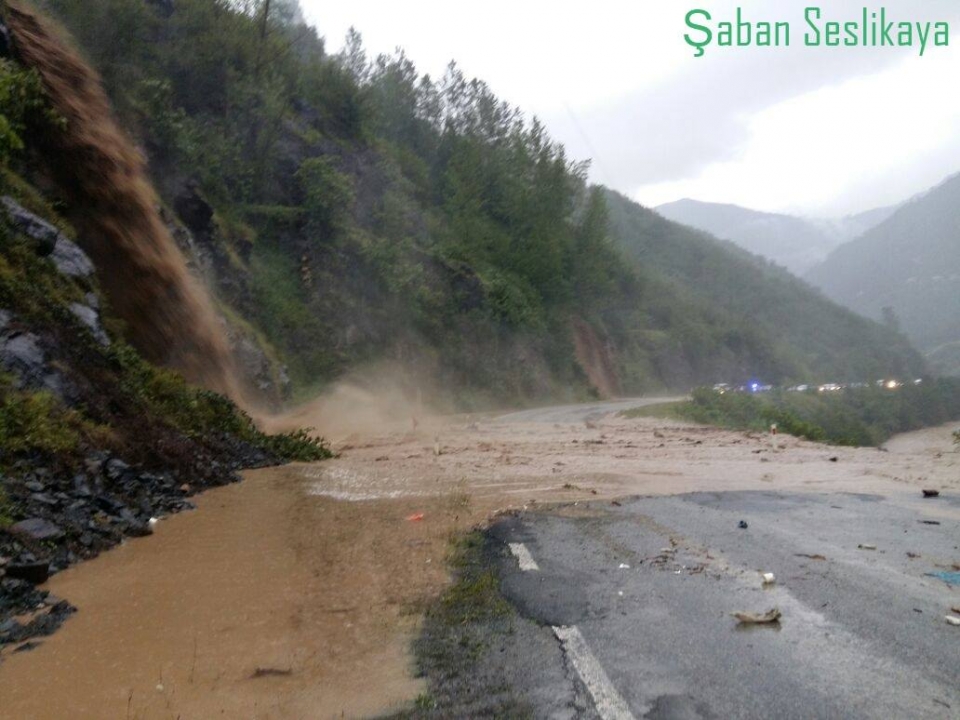 Son Dakika Araklı Bayburt Yolu Kapandı