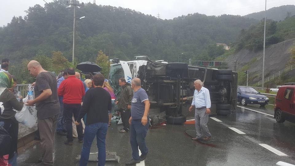 Sürmene\'de Feci Kaza Çok Sayıda Yaralı Var