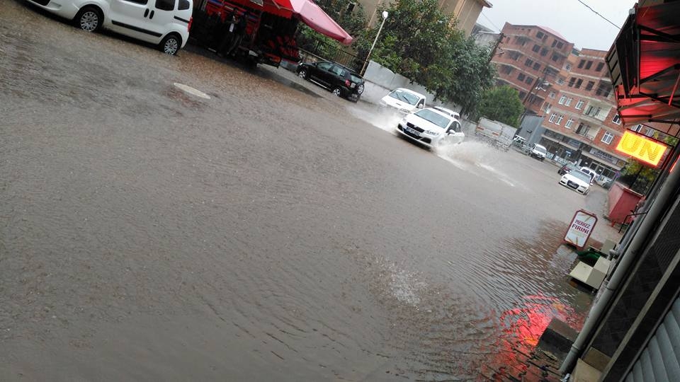 Yağmur Yağdı Araklı Caddeleri Göle Döndü