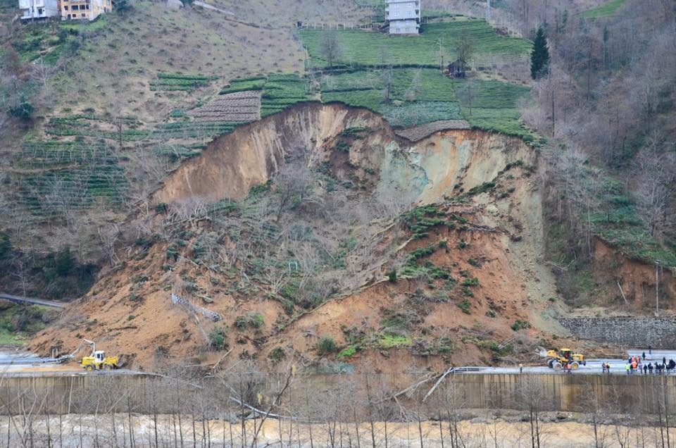 Yol Ulaşıma Kapandı