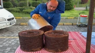 Araklı'da Bu Mısır Ekmeği Teneke Kovada Pişiyor