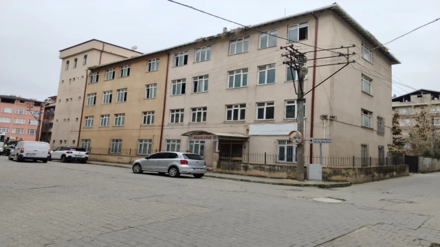 Araklı'da Cumhurbaşkanı Erdoğan'ın  Kızının Okuduğu Okul Kaderine'mi Terk Edildi