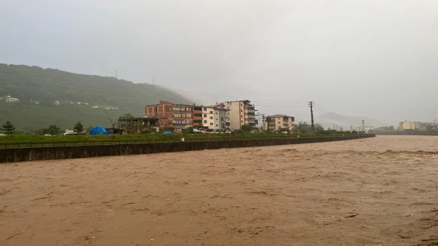Araklı'da Şiddetli Yağmur Etkili Oluyor