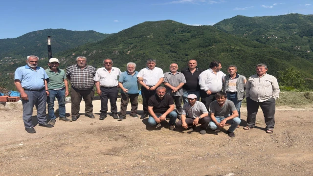 Araklı'da İki Siyasi Parti Vatandaşın Yol Sorunu İçin Mahalleye Çıktı: 30 Yıllık Bekleyiş Sürüyor