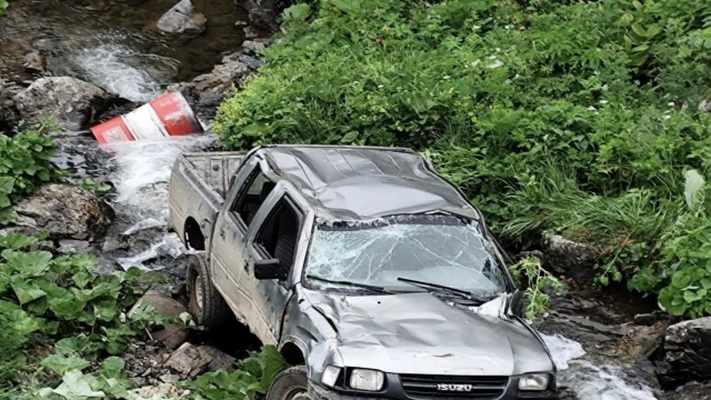 Köprübaşında Araç Dereye Yuvarlandı