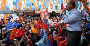 AK PARTİ MİTİNGİNDE 'BOZKURT İŞARETİ' GERGİNLİĞİ