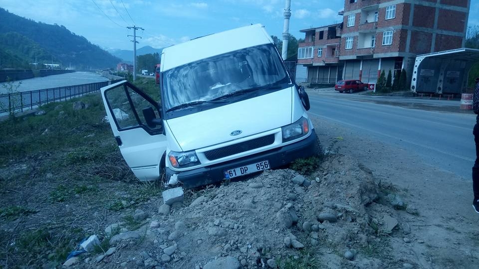 Araklı Karadere Yolunda  Kaza Ucuz Atlatıldı.