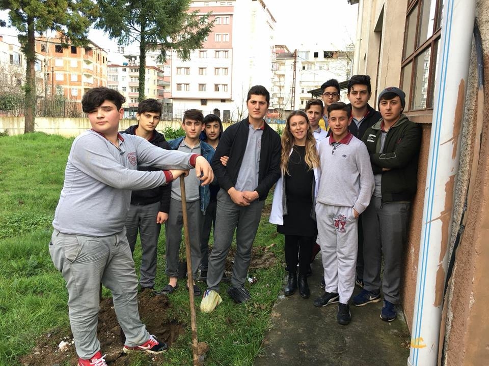 Araklı Saffet Çebi Lisesi'den Örnek Davranış