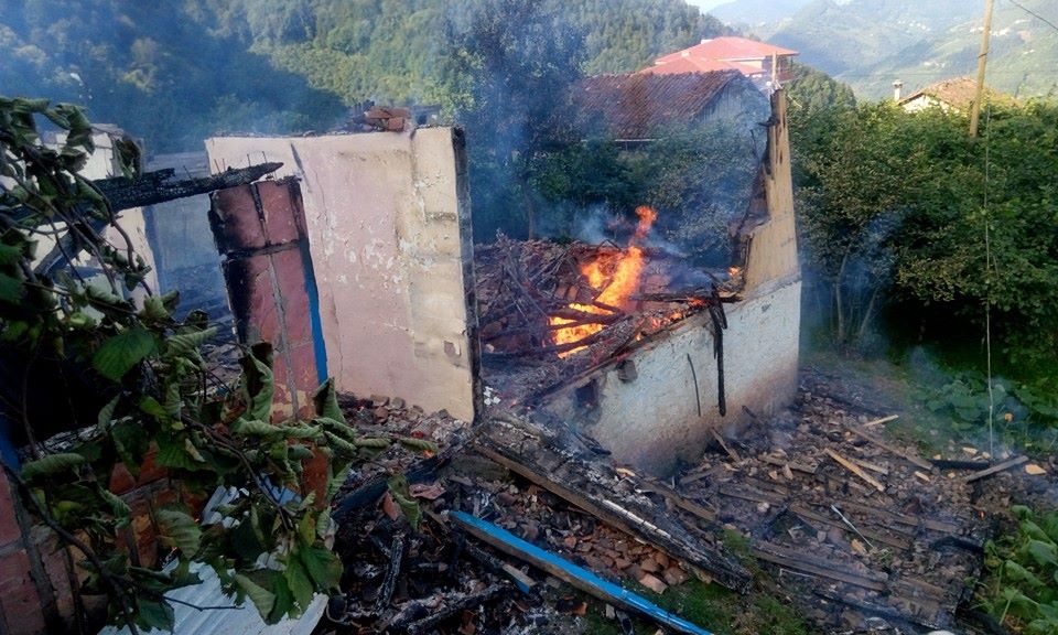 ARAKLI'DA BİR EV ÇIKAN YANGIN'DA TAMAMEN YANDI