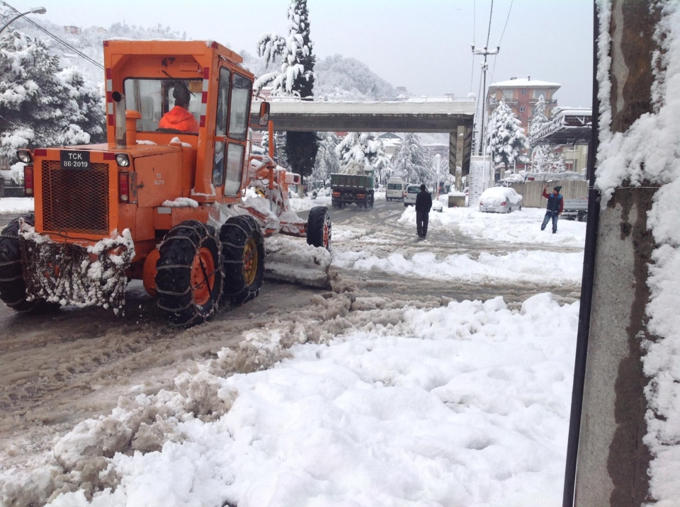 ARAKLI'DA KARLA MÜCADELE DEVAM EDİYOR