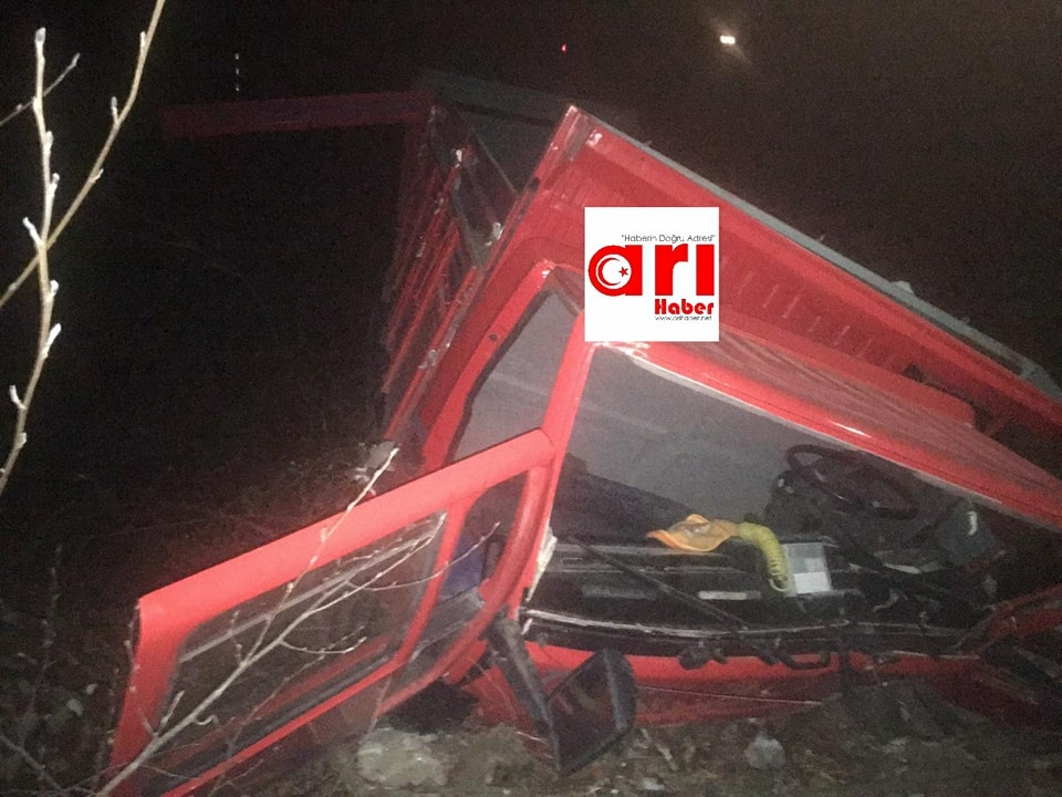 Araklı'da Korkutan Kaza Araç Şaranpole Yuvarlandı Yaralılar Var