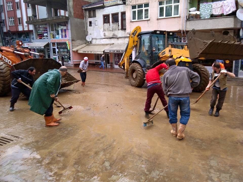 SÜRMENE'Yİ AŞIRI YAĞMUR VURDU