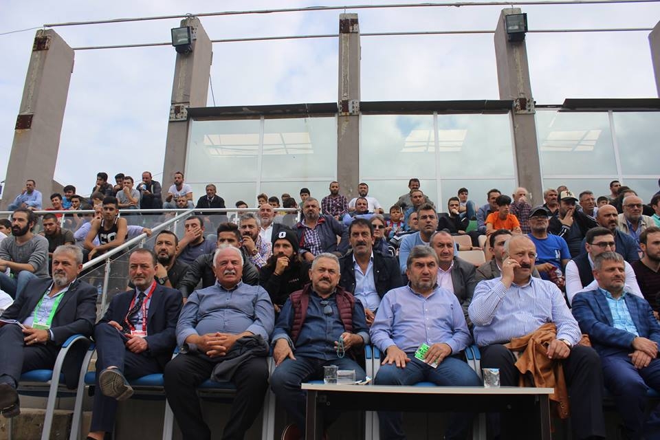 Trabzonspor'lu Yıldız Futbolcu Araklı'da Tirbünde