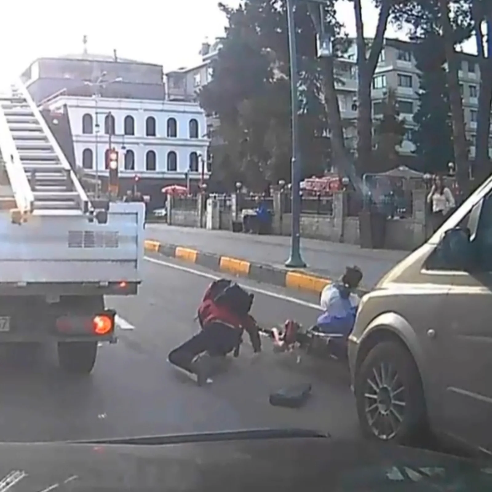 Araklı’da trafik kazası: Elektrikli bisikletli iki çocuk minibüse çarptı