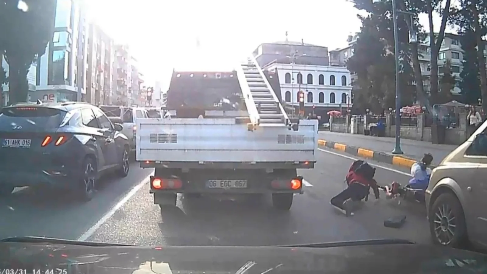 Araklı’da trafik kazası: Elektrikli bisikletli iki çocuk minibüse çarptı