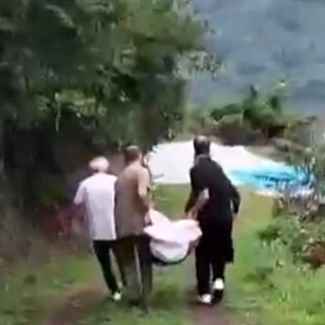 Arsin'de Ambulans Giremeyen Mahallede Hasta Kadın Salla Taşındı!
