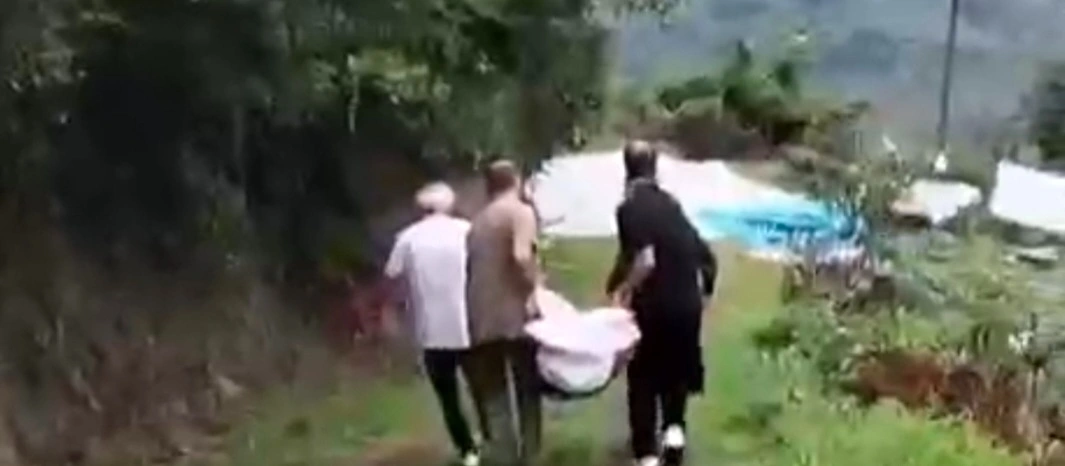 Arsin'de Ambulans Giremeyen Mahallede Hasta Kadın Salla Taşındı!
